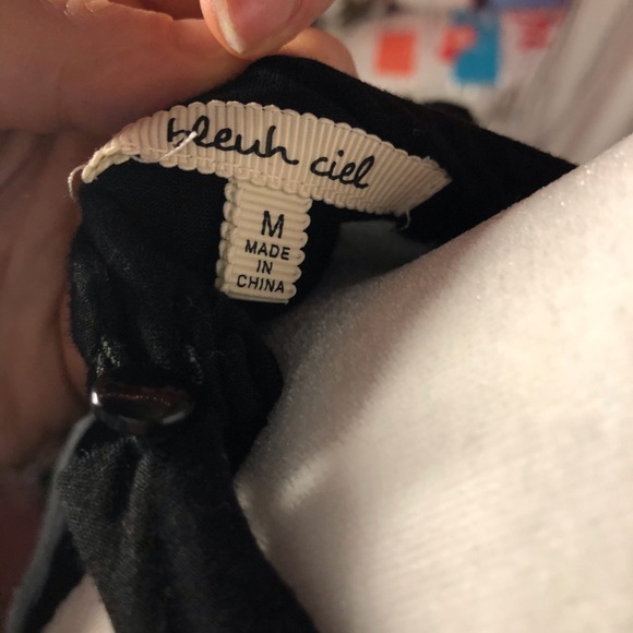 Low cut blouse from local boutique! - Picture 4 of 4